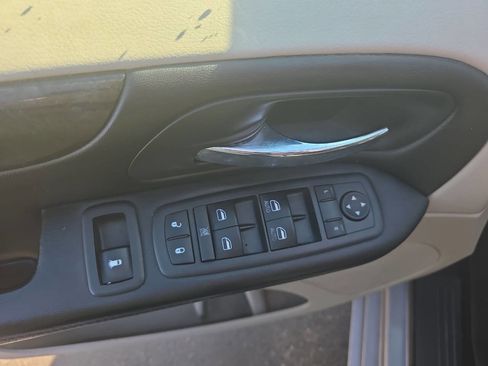 Used 2013 Dodge Grand Caravan SXT FWD image 4