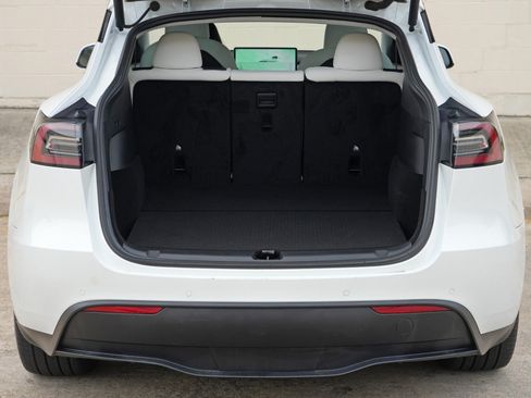 Used 2022 Tesla Model Y Long Range AWD/4WD image 10