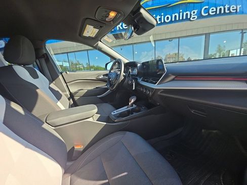Used 2024 Chevrolet Trax RS FWD image 19