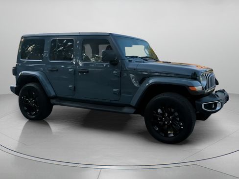 Used 2025 Jeep Wrangler Unlimited Sahara AWD/4WD image 35