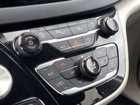 Used 2023 Chrysler Pacifica Touring-L FWD image 21