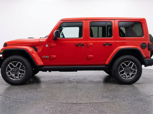 Used 2025 Jeep Wrangler Sahara image 5