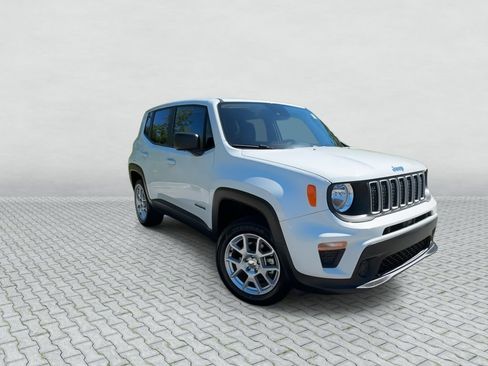 Used 2023 Jeep Renegade Latitude AWD/4WD image 2