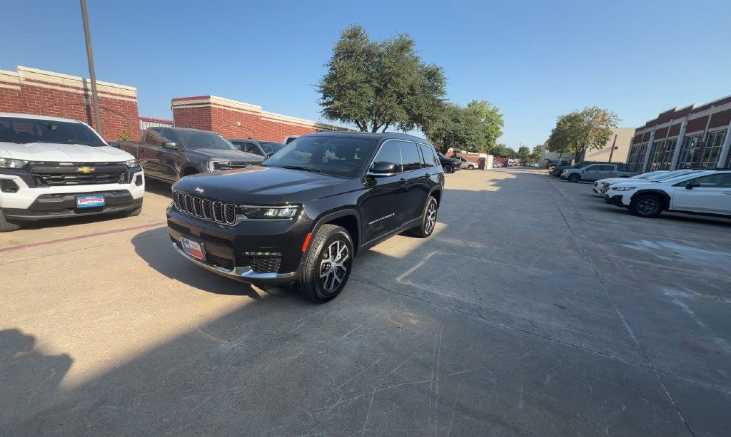 Used 2025 Jeep Grand Cherokee L Limited AWD/4WD image 2