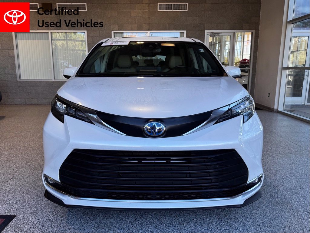 Certified 2024 Toyota Sienna XLE FWD image 2