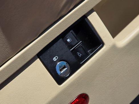 Used 2009 Volkswagen Beetle S image 25