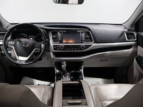 Used 2018 Toyota Highlander XLE image 17