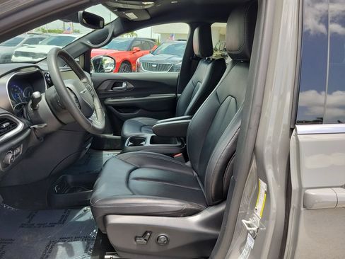 Used 2025 Chrysler Pacifica Select FWD image 14