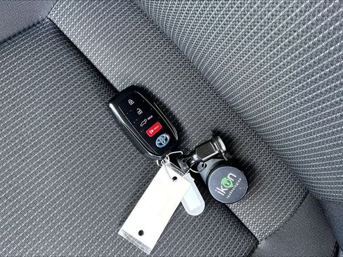 Used 2021 Toyota Venza LE image 13