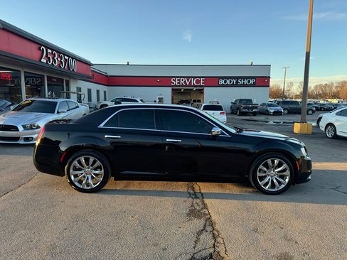 Used 2019 Chrysler 300 Limited image 2