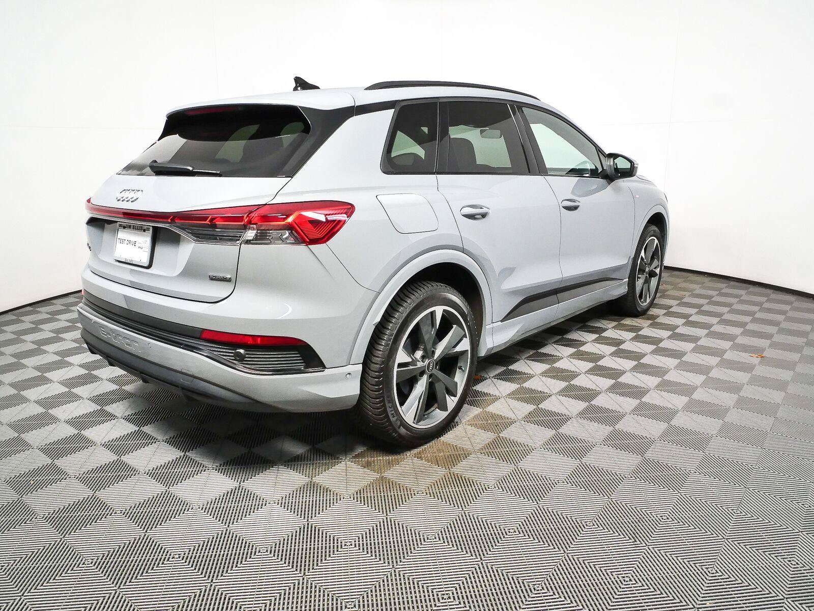Used 2023 Audi Q4 e-tron Premium Plus w/ Premium Plus AWD/4WD image 3