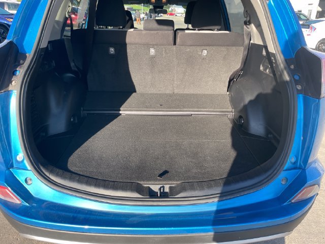 Used 2018 Toyota RAV4 LE AWD/4WD image 25