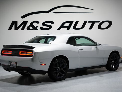 Used 2019 Dodge Challenger SXT w/ Blacktop Package image 7