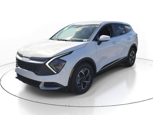 Used 2025 Kia Sportage LX image 3