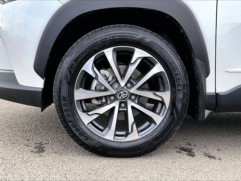 Used 2025 Toyota Corolla Cross XLE w/ Convenience Package image 9