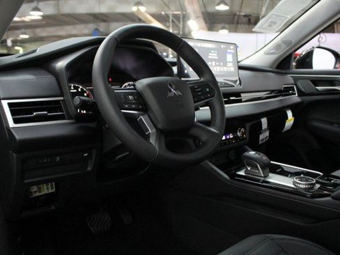 New 2026 Mitsubishi Outlander SE image 5