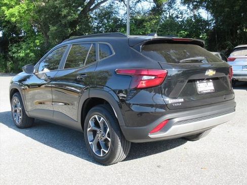 Used 2024 Chevrolet Trax LT w/ Driver Confidence Package FWD image 5