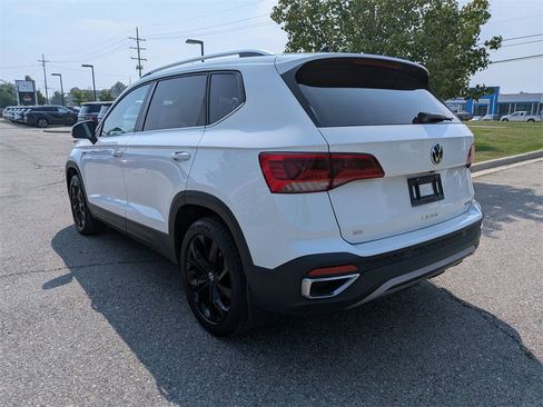 Used 2022 Volkswagen Taos SE w/ Panoramic Sunroof Package image 3