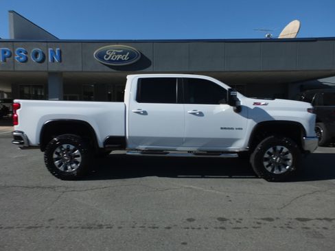 Used 2024 Chevrolet Silverado 2500 LT image 2