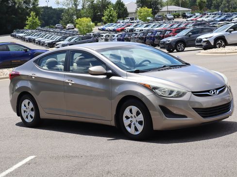 Used 2016 Hyundai Elantra SE FWD image 1