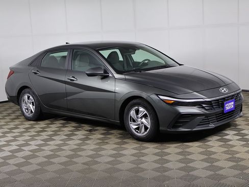 Used 2024 Hyundai Elantra SE FWD image 2