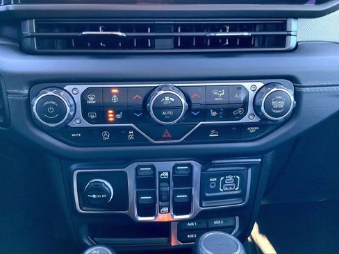 Used 2024 Jeep Wrangler Sahara image 15