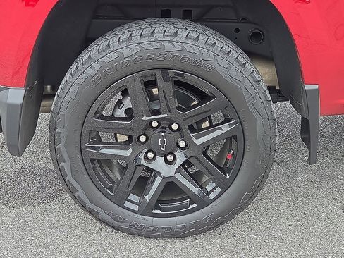 Used 2025 Chevrolet Colorado Z71 w/ Technology Package AWD/4WD image 7