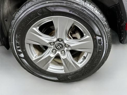 Used 2025 Toyota RAV4 XLE AWD/4WD image 28