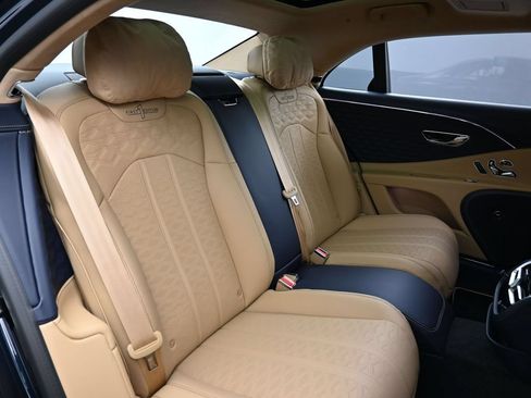 Used 2025 Bentley Flying Spur Plug-In Hybrid AWD/4WD image 32