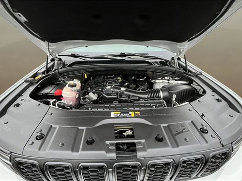 Used 2022 Jeep Grand Cherokee L Laredo image 11