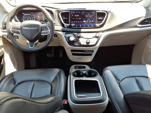 Used 2023 Chrysler Pacifica Touring-L FWD image 10
