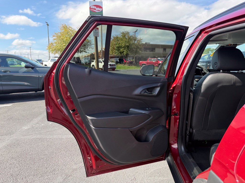 Used 2025 Chevrolet Trax LT FWD image 8
