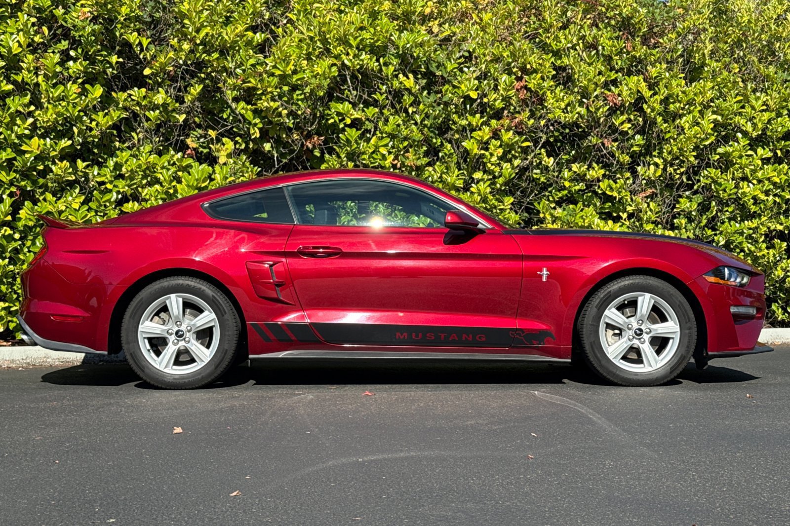 Used 2018 Ford Mustang Coupe RWD image 3