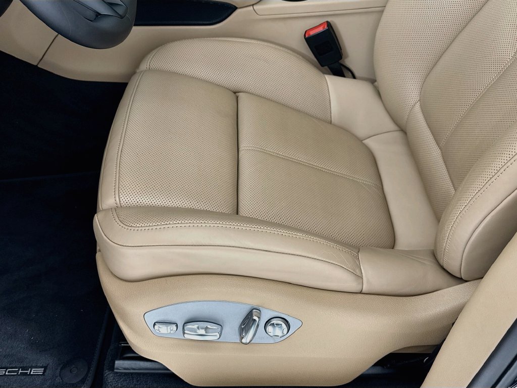 Certified 2026 Porsche Macan AWD/4WD image 13