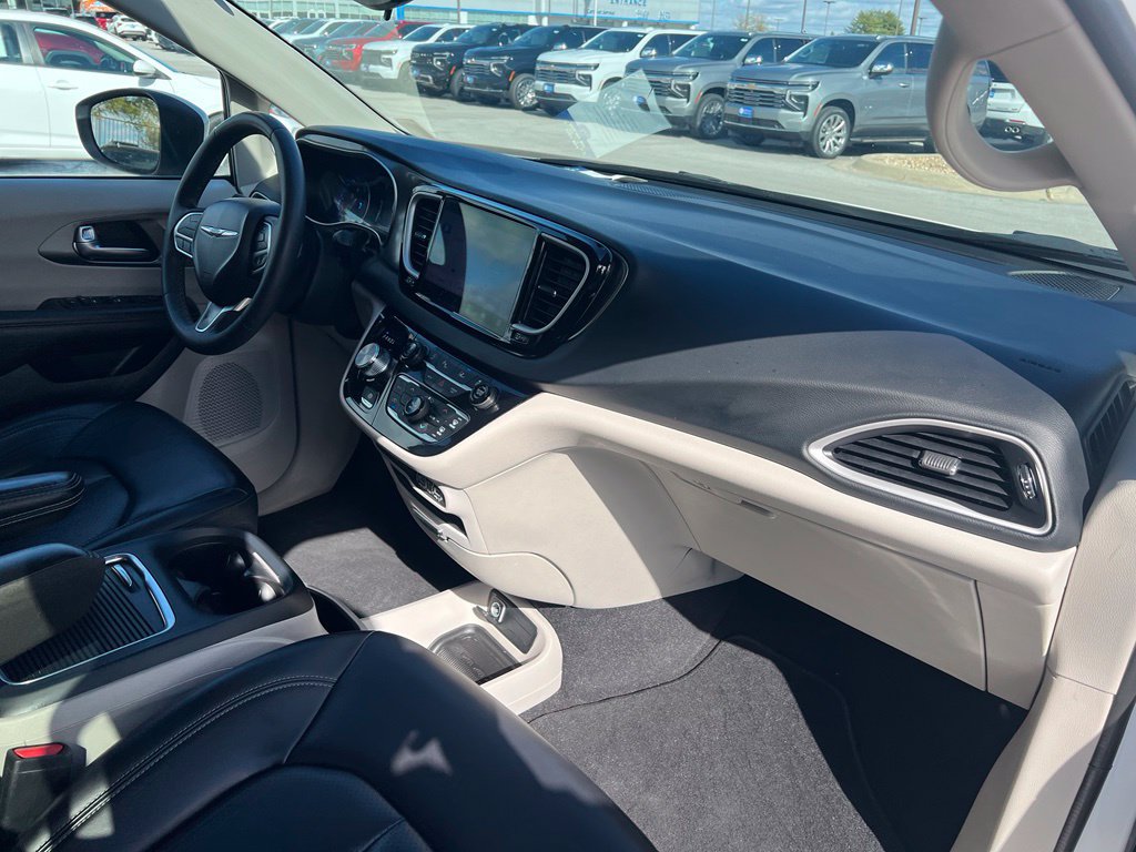 Used 2023 Chrysler Pacifica Touring-L FWD image 26