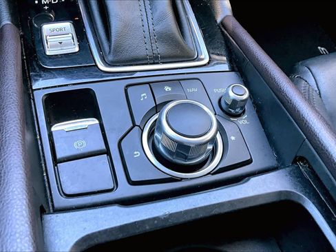 Used 2018 MAZDA MAZDA3 Touring image 34