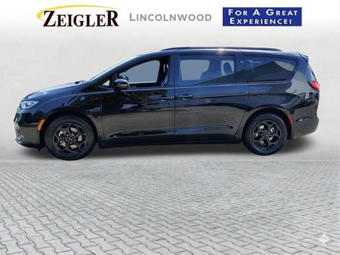 Used 2024 Chrysler Pacifica Premium FWD image 7