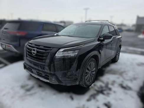 Used 2023 Nissan Pathfinder SL w/ SL Premium Package image 2