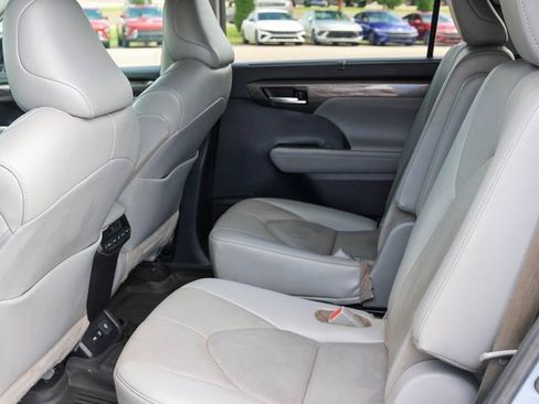 Used 2021 Toyota Highlander Limited image 17