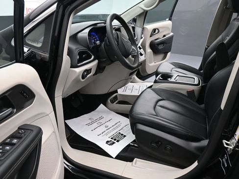 Used 2024 Chrysler Pacifica Touring-L image 17