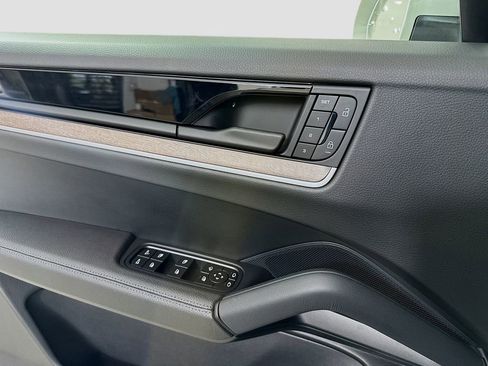 Certified 2024 Porsche Cayenne AWD/4WD image 20