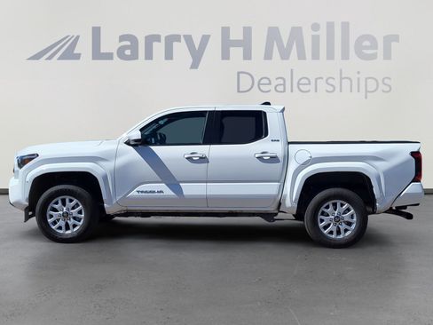 Certified 2025 Toyota Tacoma SR5 image 2