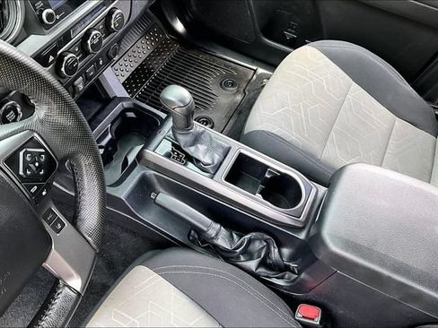 Used 2022 Toyota Tacoma TRD Off-Road w/ Technology Package AWD/4WD image 17