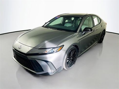 Used 2025 Toyota Camry SE image 3