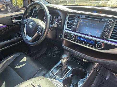 Used 2017 Toyota Highlander XLE AWD/4WD image 12