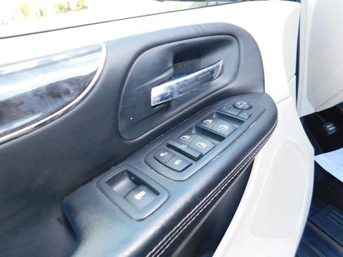 Used 2014 Chrysler Town & Country Touring image 10