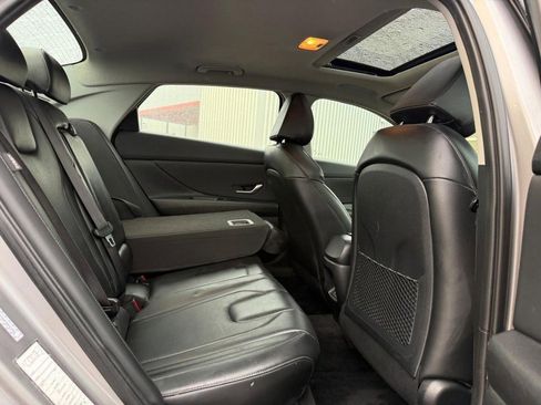 Used 2024 Hyundai Elantra Limited image 12