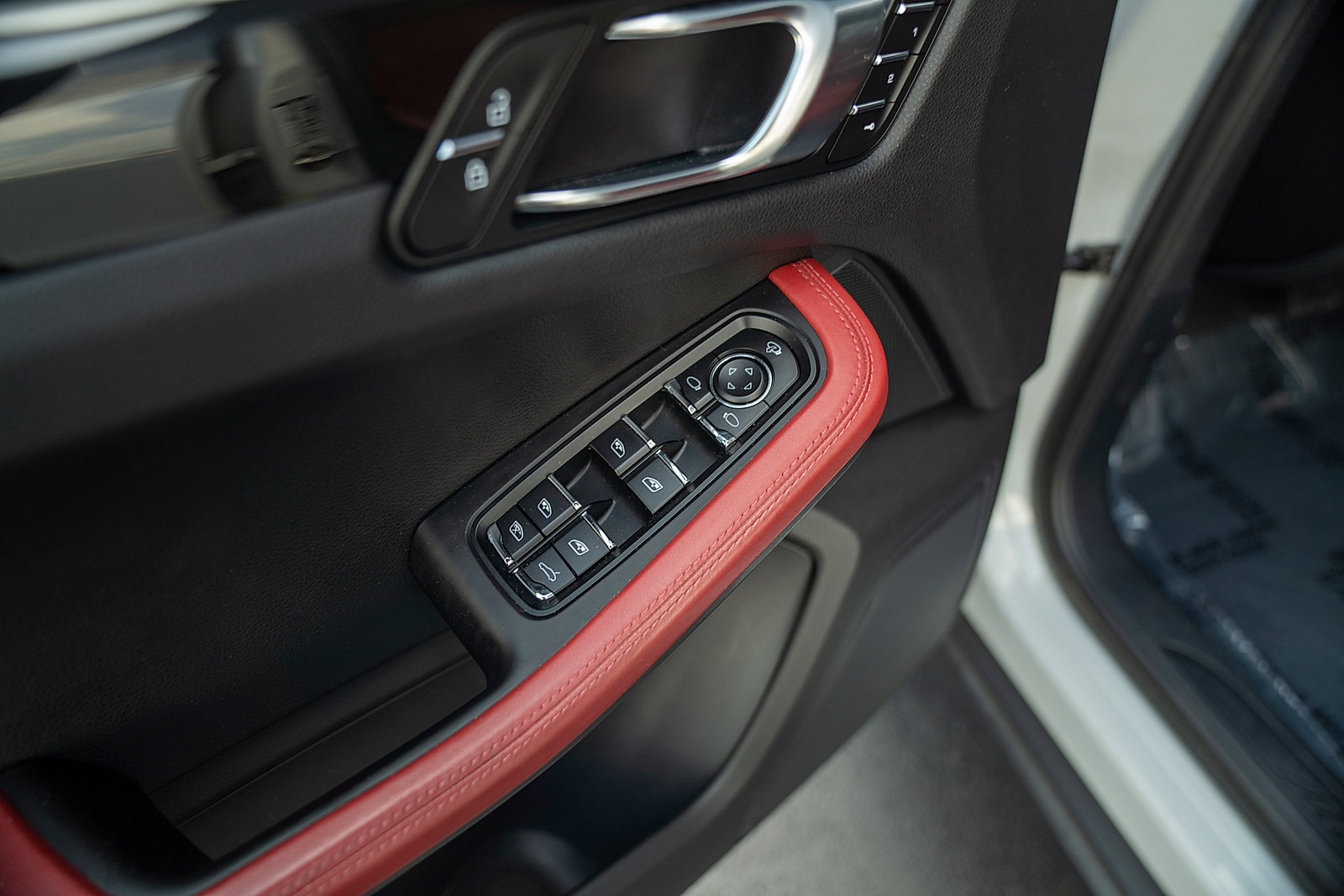 Certified 2023 Porsche Macan AWD/4WD image 18