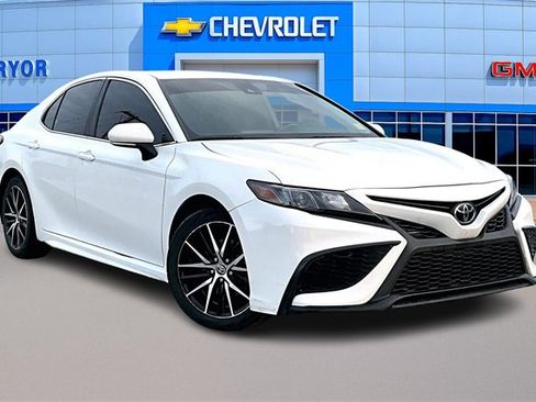 Used 2022 Toyota Camry SE image 1