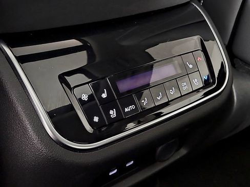 Used 2025 INFINITI QX80 Sensory image 13